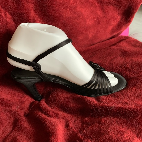 ⬇️ ⬇️PRICE! NWOT “RAMPAGE” STRAPPY DRESS SHOES - Picture 5 of 8